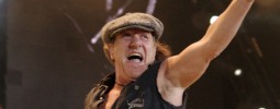Frontman AC/DC ruší sólové turné, musí na operaci